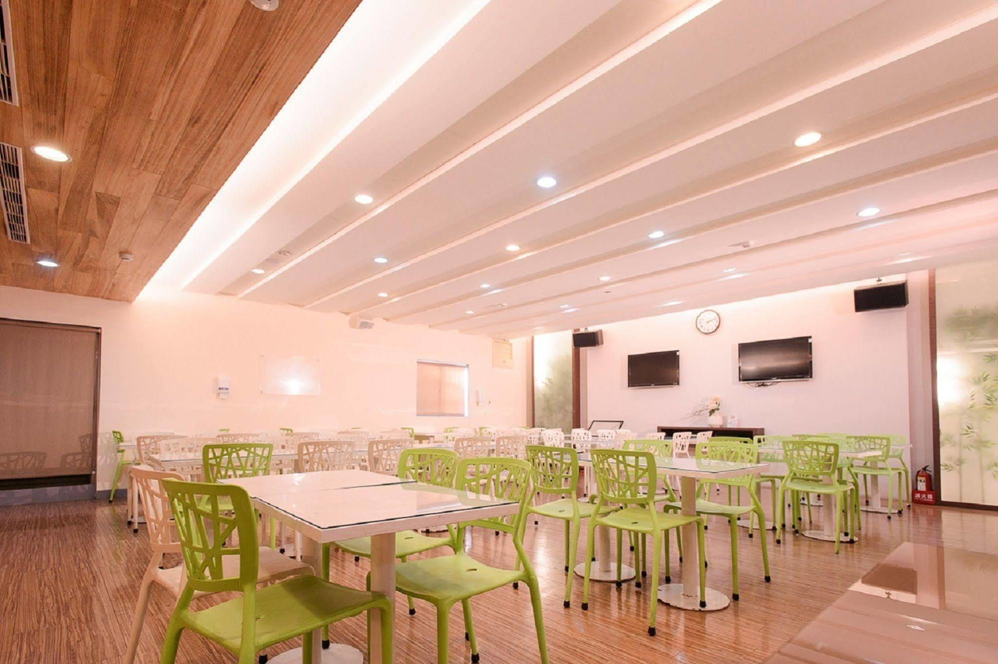 Kiwi Express Hotel - Kaohsiung Station Dış mekan fotoğraf